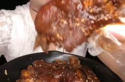 独居小姐姐做排骨视频,家常又下饭